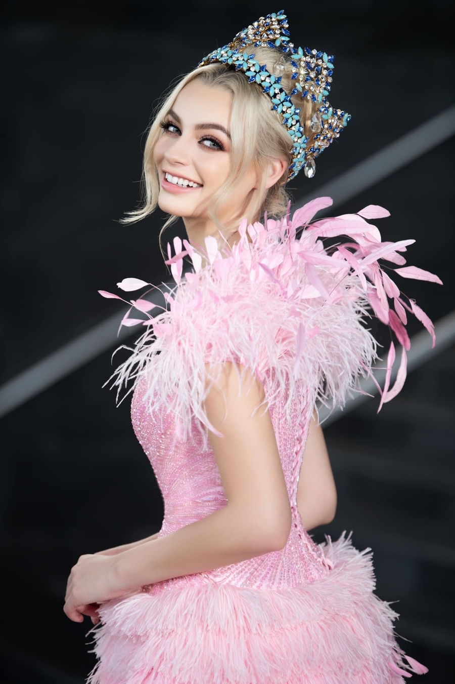 Choáng ngợp với nhan sắc tuyệt phẩm của Hoa hậu đẹp nhất thế giới 2021 trong bốn ngày ở Việt Nam - Ảnh 8.